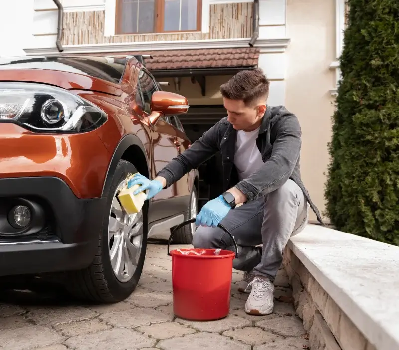 Lavage auto à domicile Saint-Sébastien-de-Morsent : professionnel intervenant sur un véhicule